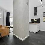 Апартаменты Stylish Kosciuszki Near The Market Square With Free Garage By Renters Вроцлав